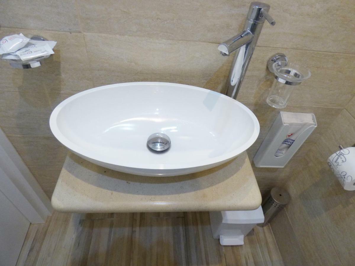 Da Polly A Piazza Amedeo Bed & Breakfast Naples Luaran gambar